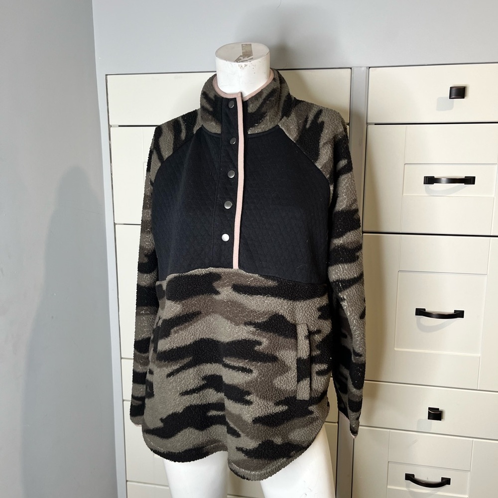 Quarter snap fleece pull over. Maurice’s. Size medium. Camouflage. Pink.